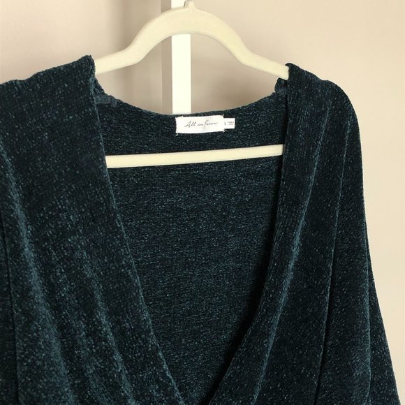 EMERALD CRISS CROSS V NECK KNIT SWEATER - Picture 2 of 8